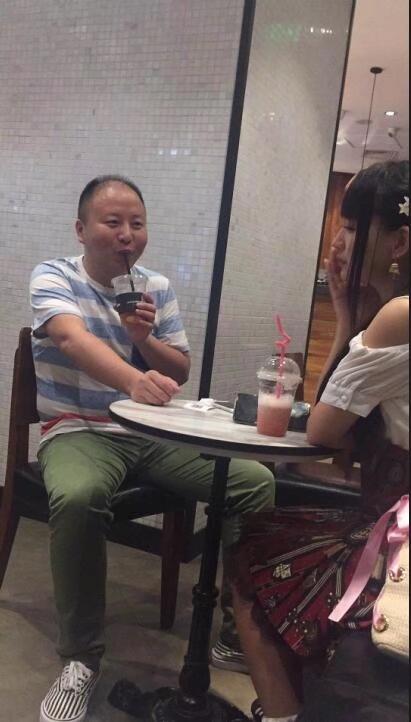 网友见面日常！妹子，还是加小骗我吧！人物gif搞笑图片