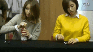 连个瓶盖都拧不开，你还能做什么？人物gif搞笑图片