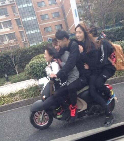 什么车啊质量这么好？人物gif搞笑图片