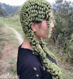 想要生活过得去，头上还得带点绿！你们知道姑娘头上的这叫什么吗？人物gif搞笑图片