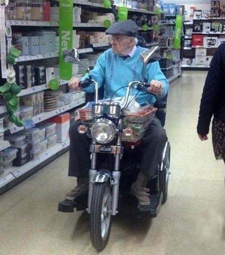 老爷子逛超市的方式真霸气人物gif搞笑图片