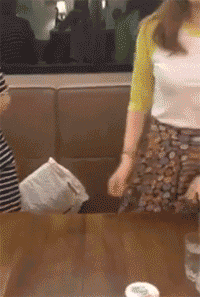 没胸就不要跟着任性了人物gif搞笑图片