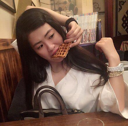 去相亲，看这姑娘的吃相，我就知道她不是我的菜人物gif搞笑图片