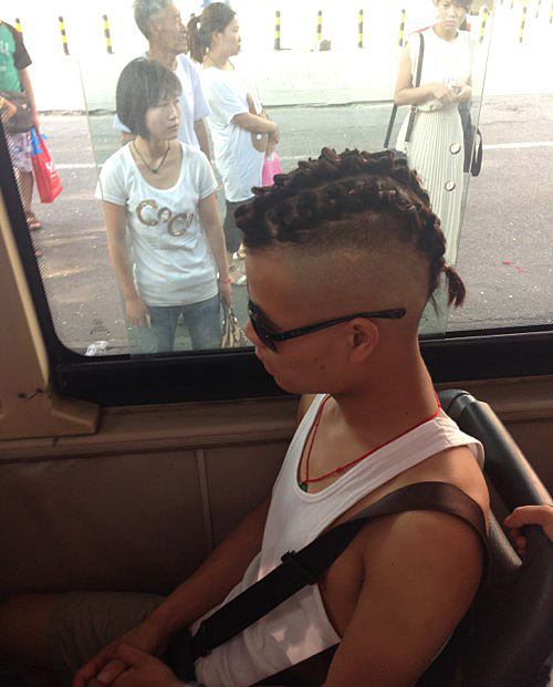 这货的头发谁给编的啊人物gif搞笑图片