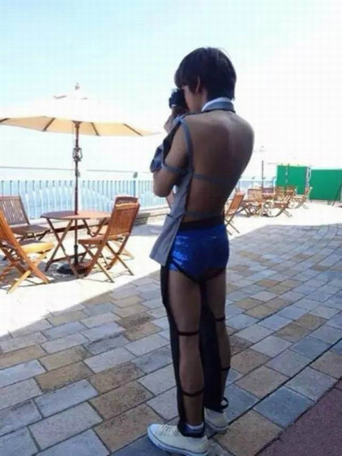 一个不小心被时尚撞了下腰人物gif搞笑图片