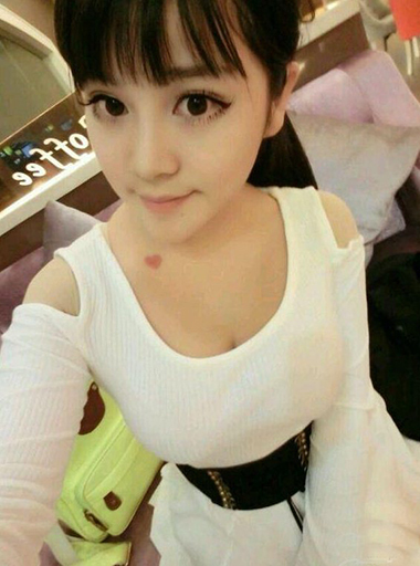 肩膀上的桃心好可爱啊~！人物gif搞笑图片