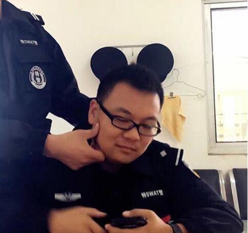 别看错了，那只是两顶警帽人物gif搞笑图片