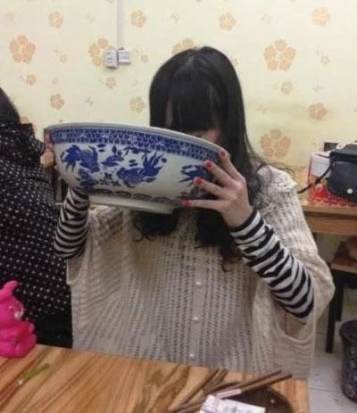 媳妇替我干了这碗酒，以后家里你说了算人物gif搞笑图片