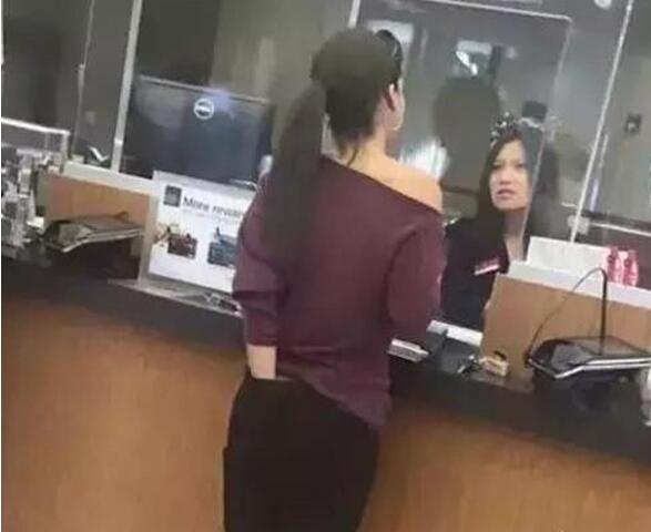 你这是在抠什么呢？人物gif搞笑图片