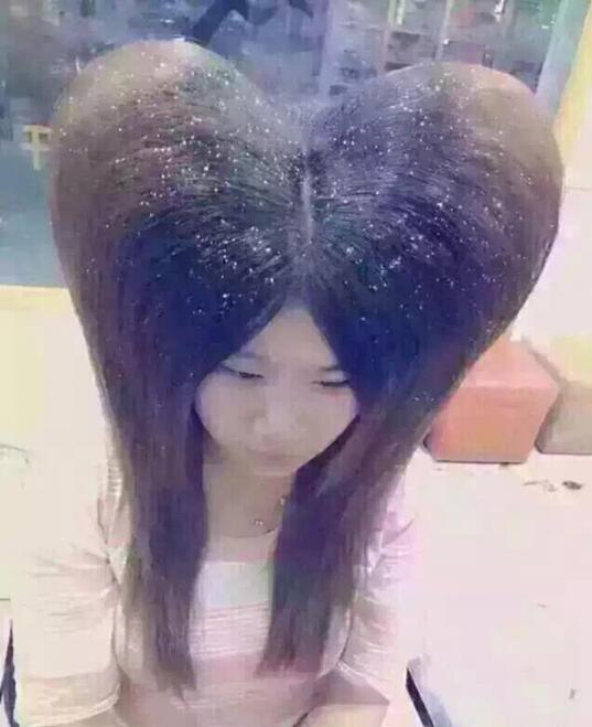 发型师我头顶太尖脸又很大，能不能给我做个显脸小一点的蓬松发型呢人物gif搞笑图片