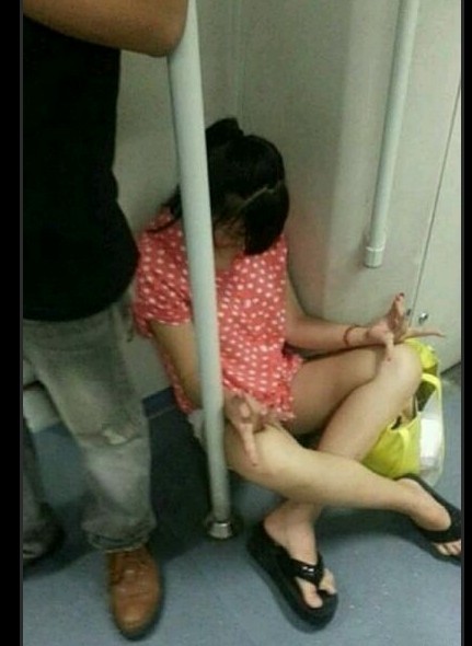 地铁上的萌妹纸人物gif搞笑图片