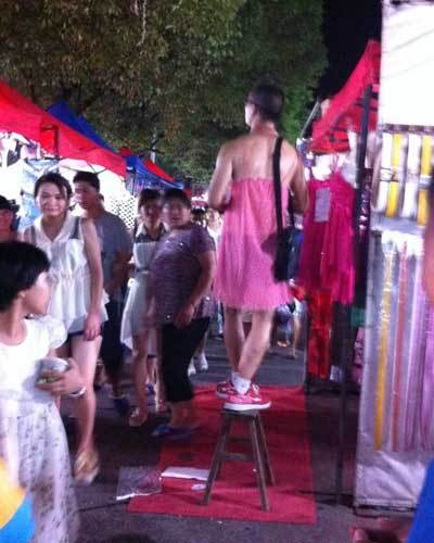 夏天穿裙子更凉快人物gif搞笑图片