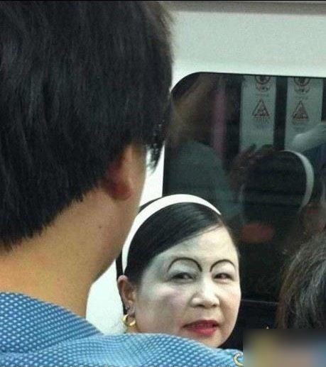 只是因为在人群中多看了你一眼！人物gif搞笑图片