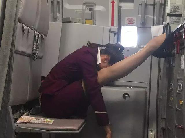 空姐是这样休息的吗？人物gif搞笑图片