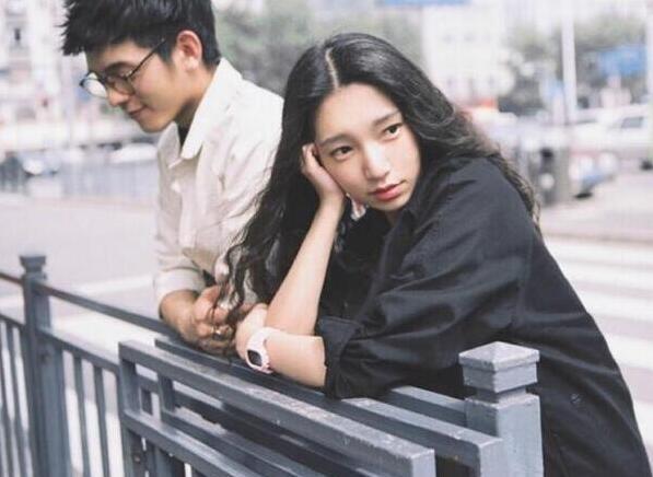 大哥，出来约会，不是坐马路，太不浪漫了人物gif搞笑图片