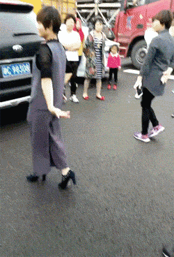 10.1自驾游高速路上学会了广场舞~走过路过，记得赞个人物gif搞笑图片