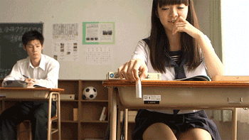 妹子勾引男生，太简单了人物gif搞笑图片