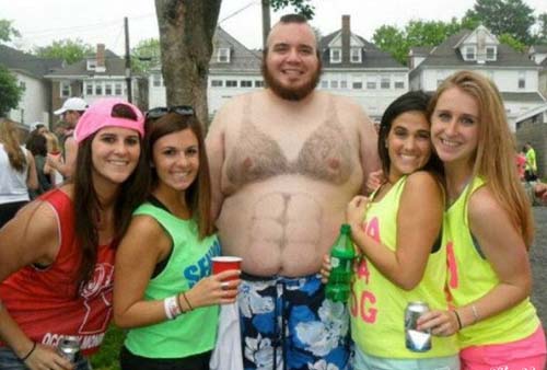 哥们儿，你让妹子们情何以堪呀！人物gif搞笑图片