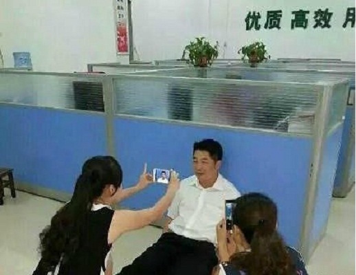 据说单位要拍蓝底证件照人物gif搞笑图片