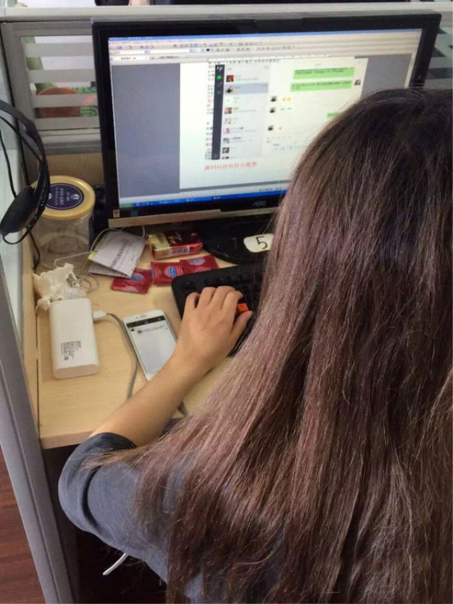 妹子还真是够忙啊人物gif搞笑图片