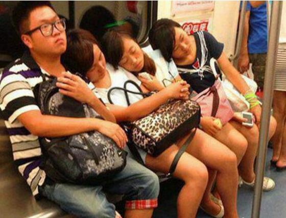 哥们的负担很重啊人物gif搞笑图片