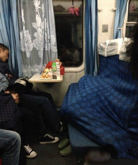 这样睡觉就是有安全感！人物gif搞笑图片