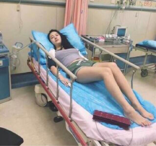 女神说最近肚子疼，我说多喝热水啊人物gif搞笑图片