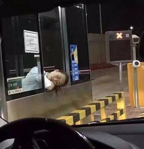 到底要不要叫醒她呢？人物gif搞笑图片