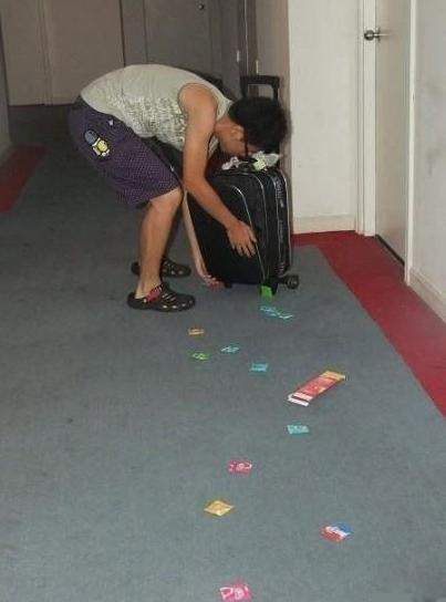 节操掉了一地了人物gif搞笑图片