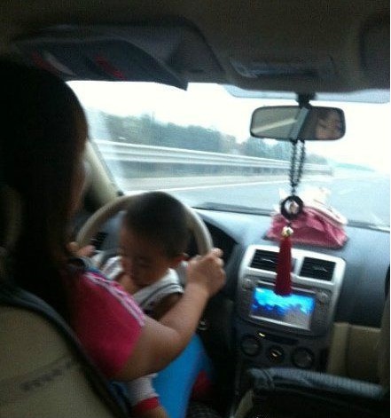 开车带孩子两不误人物gif搞笑图片