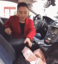 太乱了，收拾收拾准备回家了人物gif搞笑图片