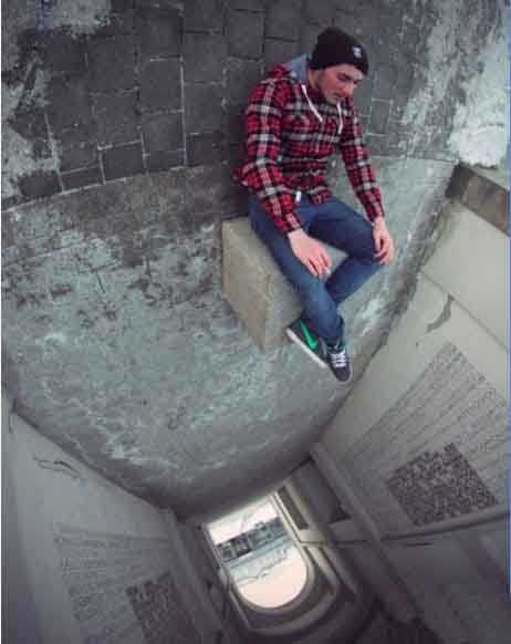 平地惊险人物gif搞笑图片