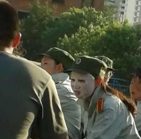 白富美的军训，女神的容颜是不容侵犯的人物gif搞笑图片