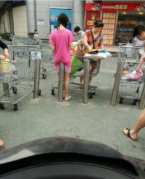 逛累了，歇歇脚人物gif搞笑图片