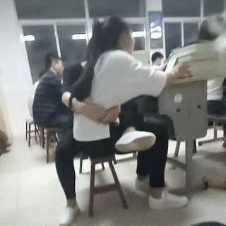 现在的中学生，胆子越来越大了人物gif搞笑图片