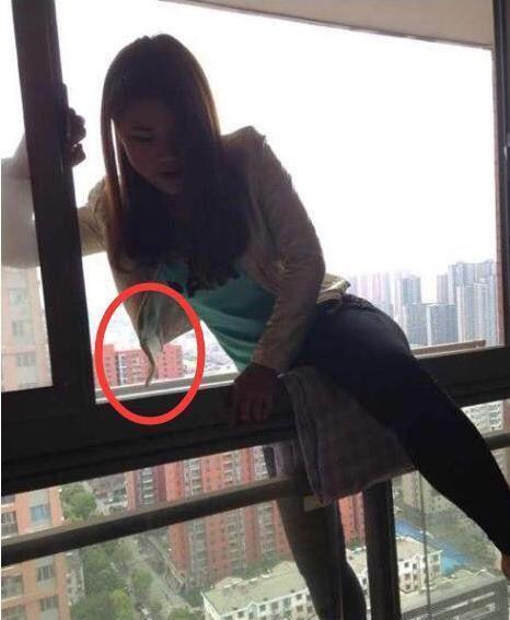 又有一个美女想不开人物gif搞笑图片