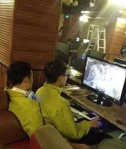 网吧里的一抹风情人物gif搞笑图片