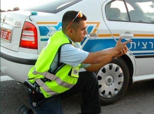 别动，不然我开枪了。。。人物gif搞笑图片