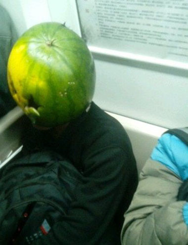 地铁上的奇葩男~人物gif搞笑图片