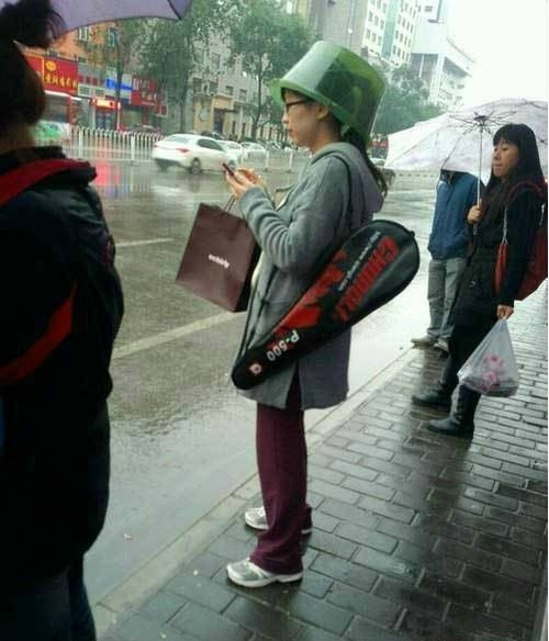 妹子是忘带雨伞了吗？人物gif搞笑图片