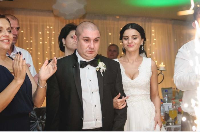 看起来有些勉强嘛人物gif搞笑图片