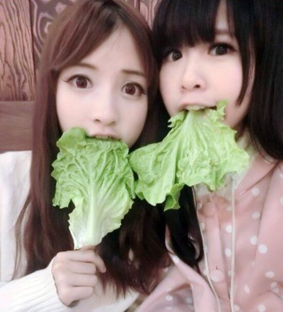妹子，你们是属兔的吗？菜好吃吗？人物gif搞笑图片
