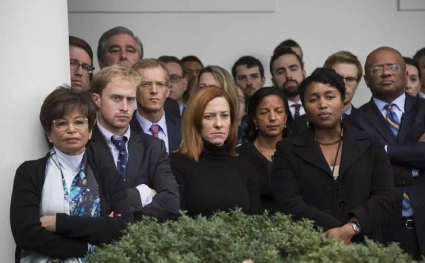 昨天中午，奥巴马在白宫发表演讲祝贺川普，邀请他入驻白宫。白宫工作人员个个喜笑颜开，欢迎新总统的到来人物gif搞笑图片