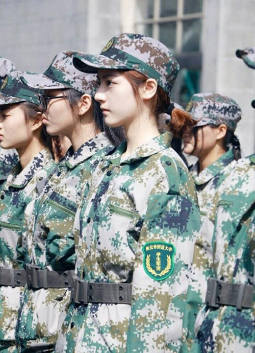 晒不黑的军训妹子人物gif搞笑图片