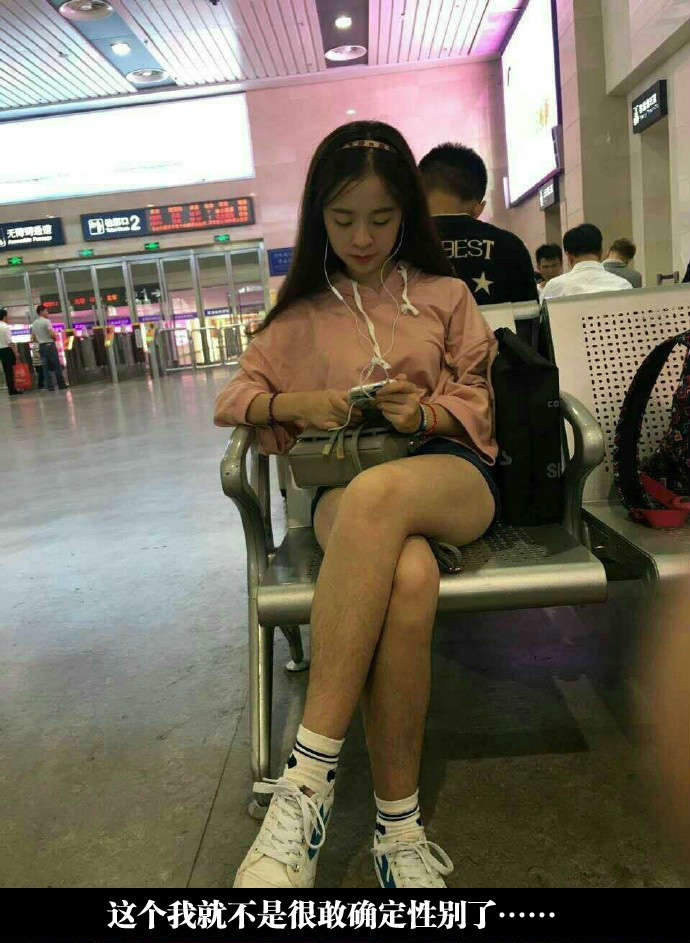 这身衣着搭配运动袜和运动鞋，而且袜子拉这么高，有点出戏。。。人物gif搞笑图片