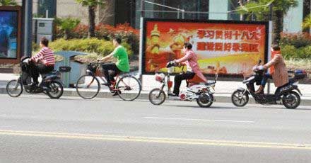 四位骑车人告诉你：一天有四季人物gif搞笑图片