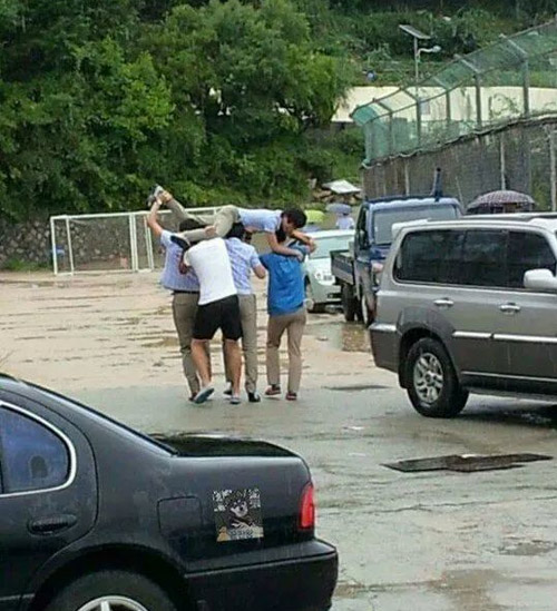 下雨了，男人们女人们在一起是这样滴人物gif搞笑图片