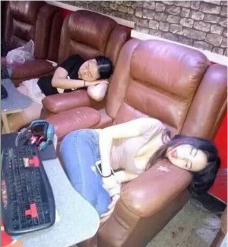 一大早就去网吧偶尔会遇到的福利人物gif搞笑图片