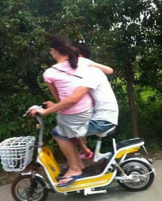 我只想知道你一会儿怎么下来人物gif搞笑图片