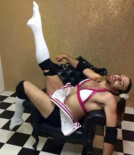 大叔，别闹了，该去吃药啦人物gif搞笑图片